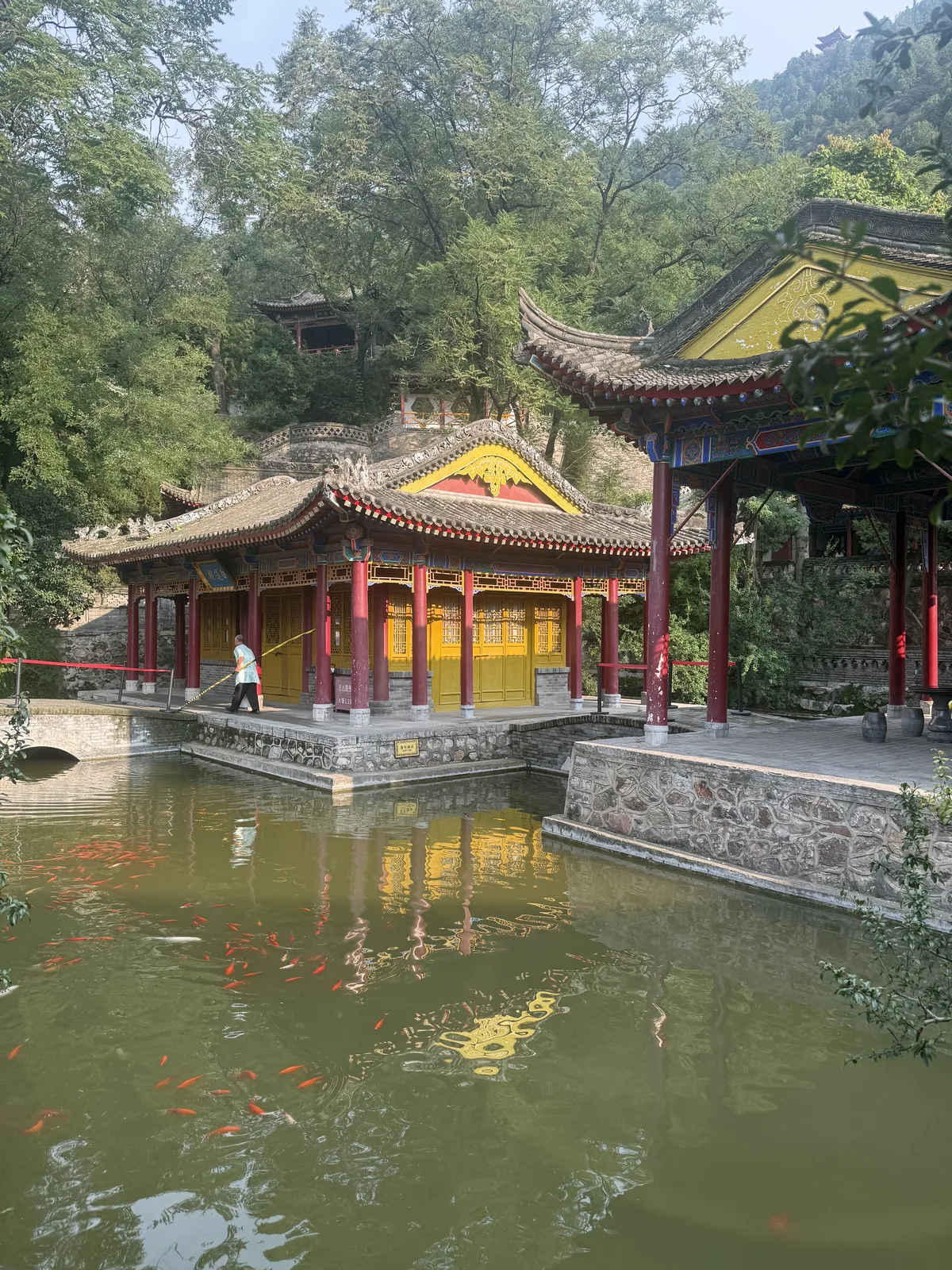 Pond and traditional buildings inside Huaqing Palace