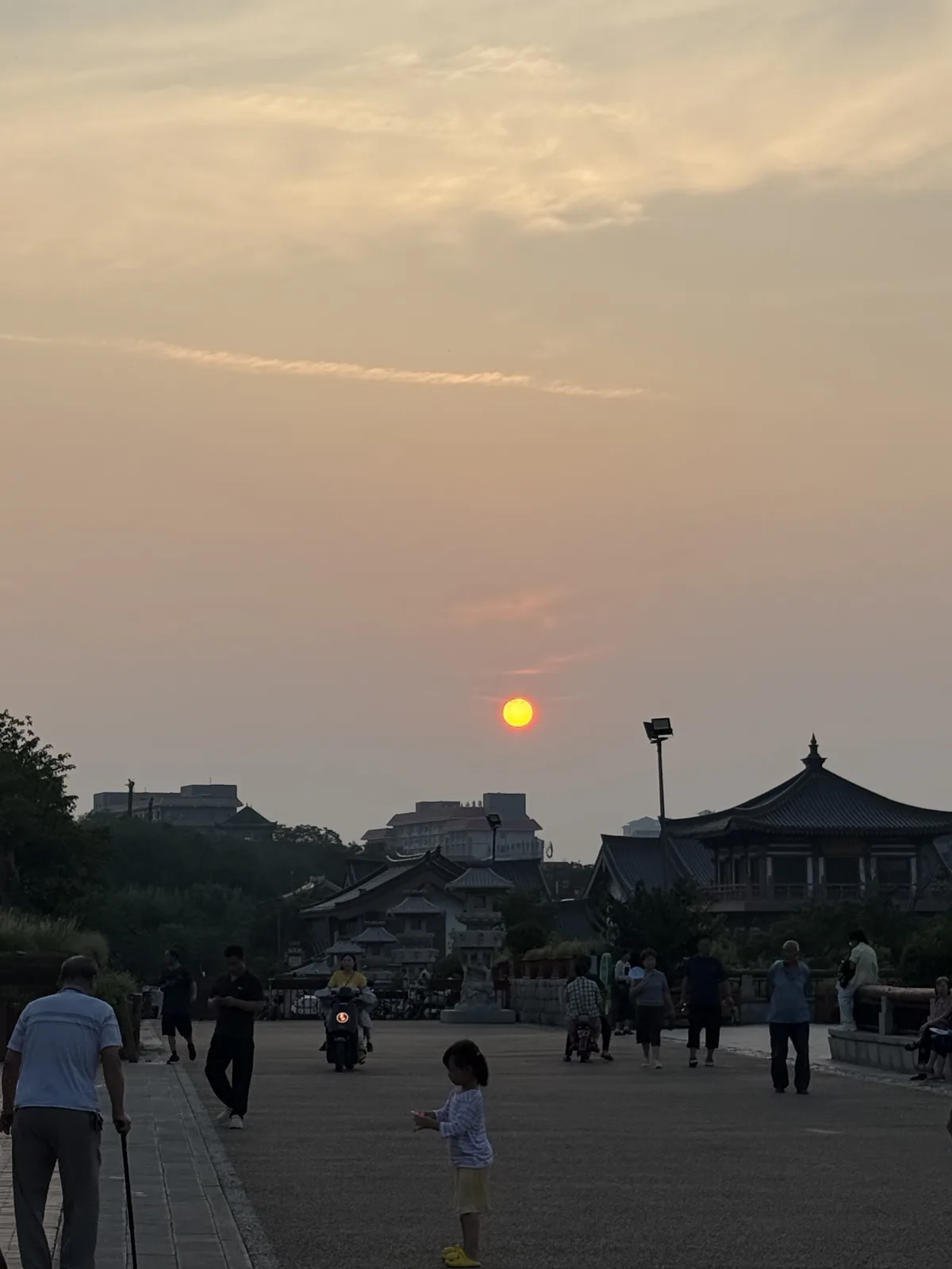Sunset outside Huaqing Palace while waiting for the evening show