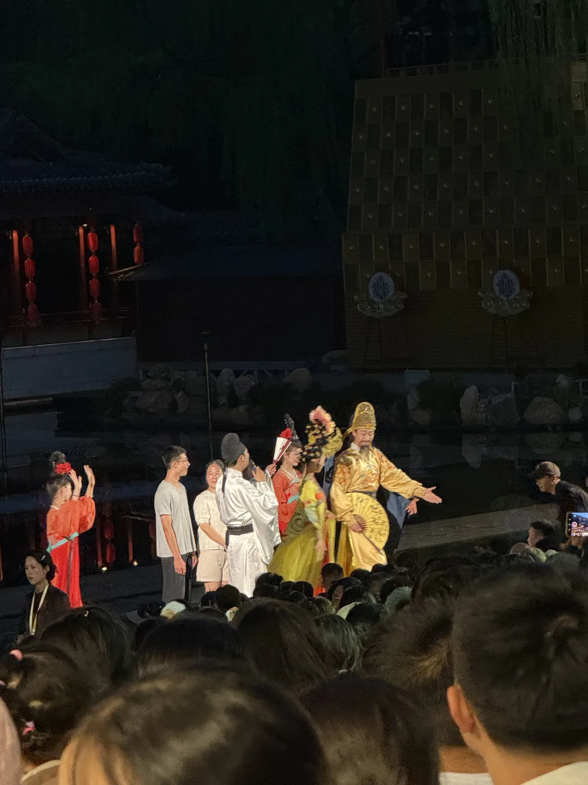 Audience interaction before the Song of Everlasting Sorrow show