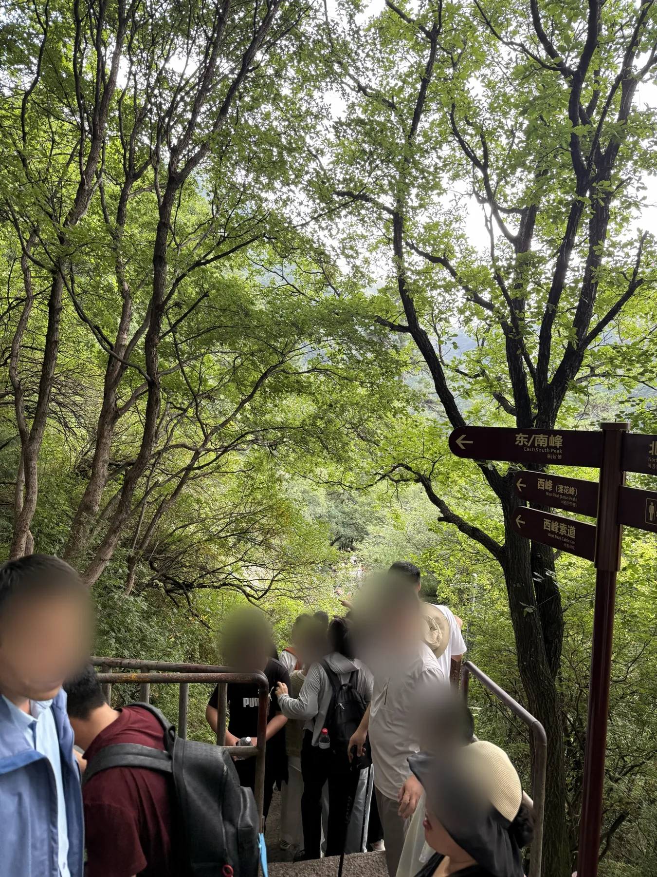 Crowd blocking part of the trail while moving toward North Peak at Huashan