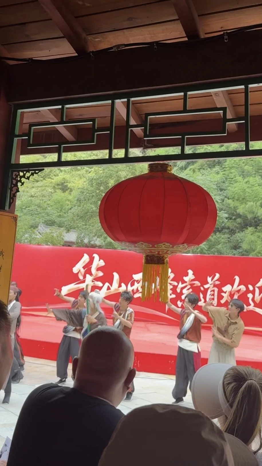 Performance next to the cable-car queue at Huashan