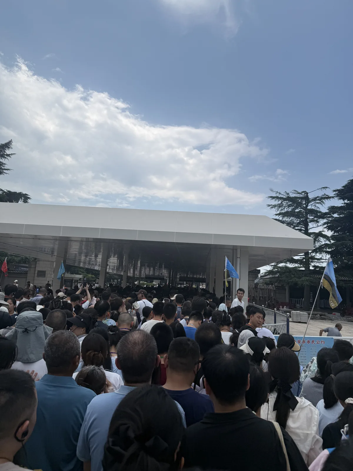 Crowd before the second passport check at the Terracotta Army